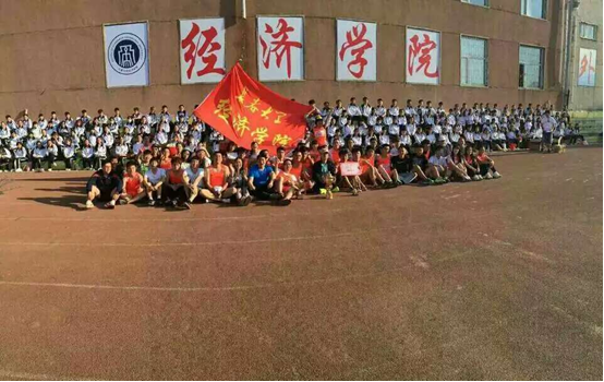 新葡的京集团35222vip运动员与观众合影留念