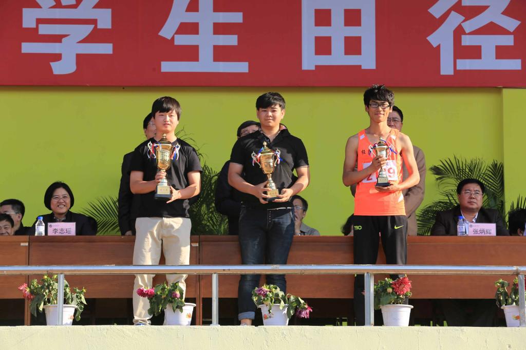 新葡的京集团35222vip王亮同学打破110米栏记录