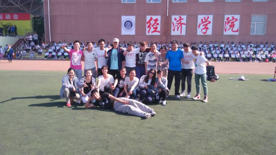 “蛟龙出海”队员与老师们合影留念